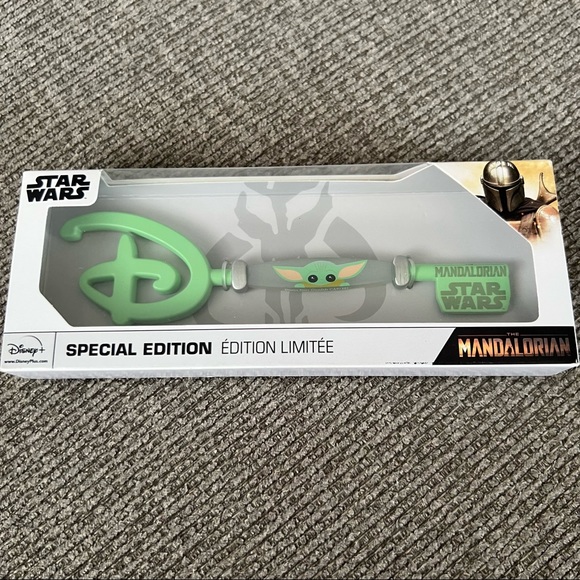 Disney Store STAR WARS The Mandalorian THE CHILD "Baby Yoda" Special Edition Key - Picture 1 of 5